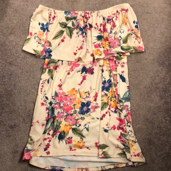 ⭐️ 4 for $10 Floral off the shoulder top - Picture 1 of 3